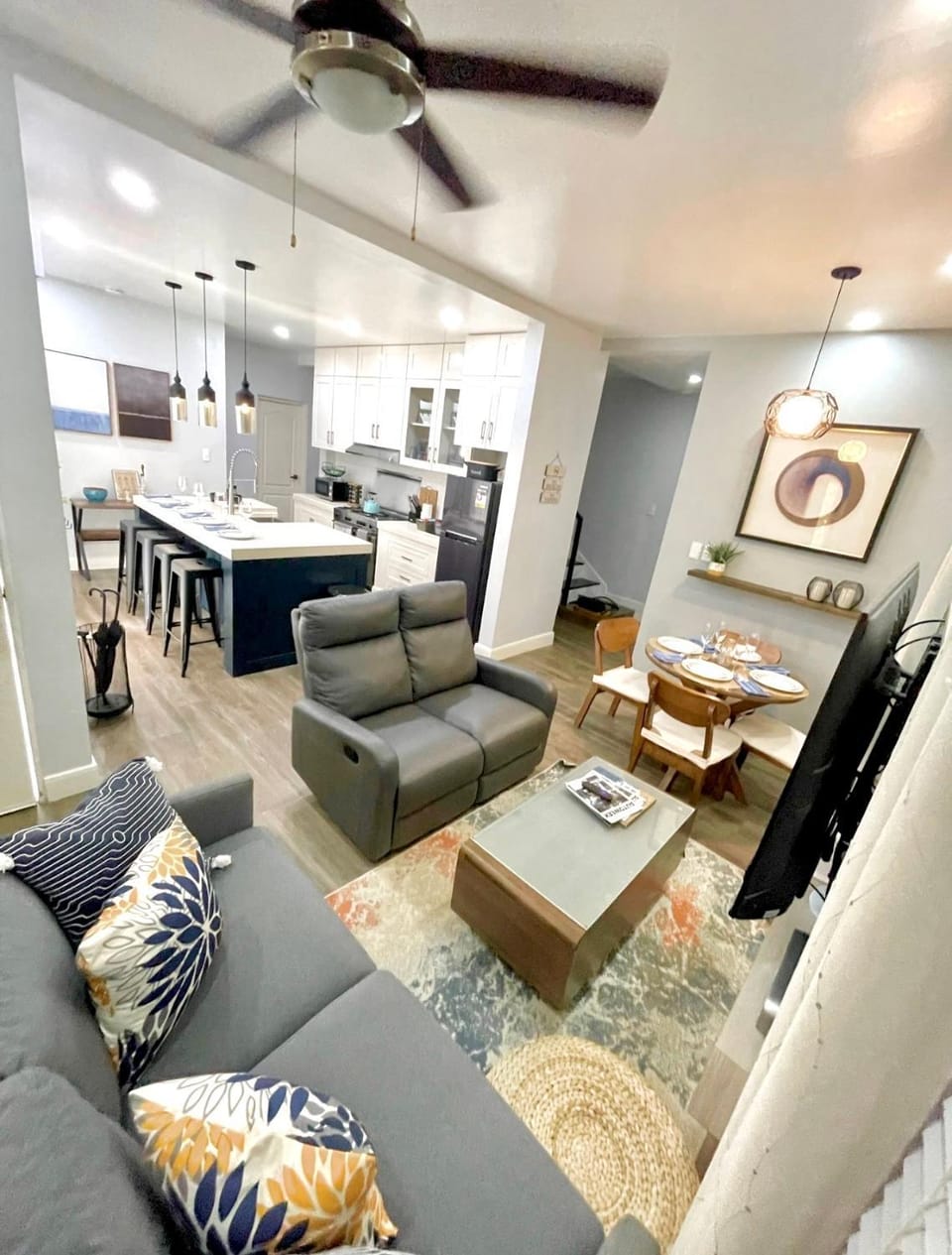 Kitchen or kitchenette, Living room, Seating area, Dining area