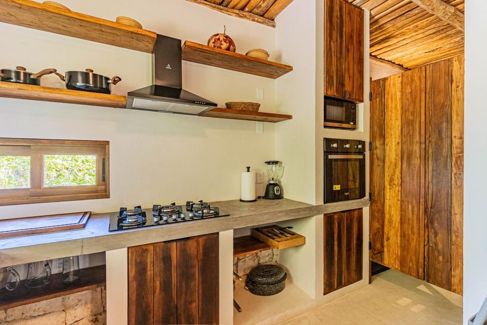 Coffee/tea facilities, Kitchen or kitchenette, stove