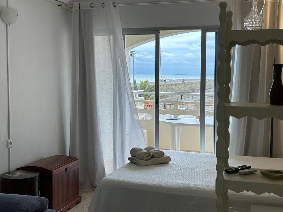 Bed, Natural landscape, View (from property/room), Balcony/Terrace, Bedroom, Sea view