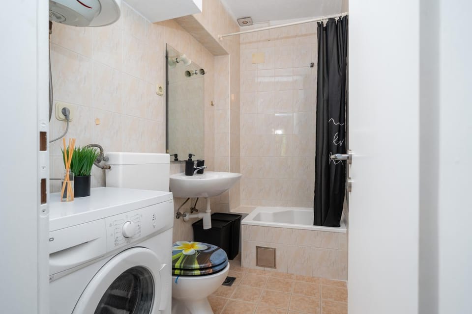Shower, Toilet, Bathroom, towels, washing machine