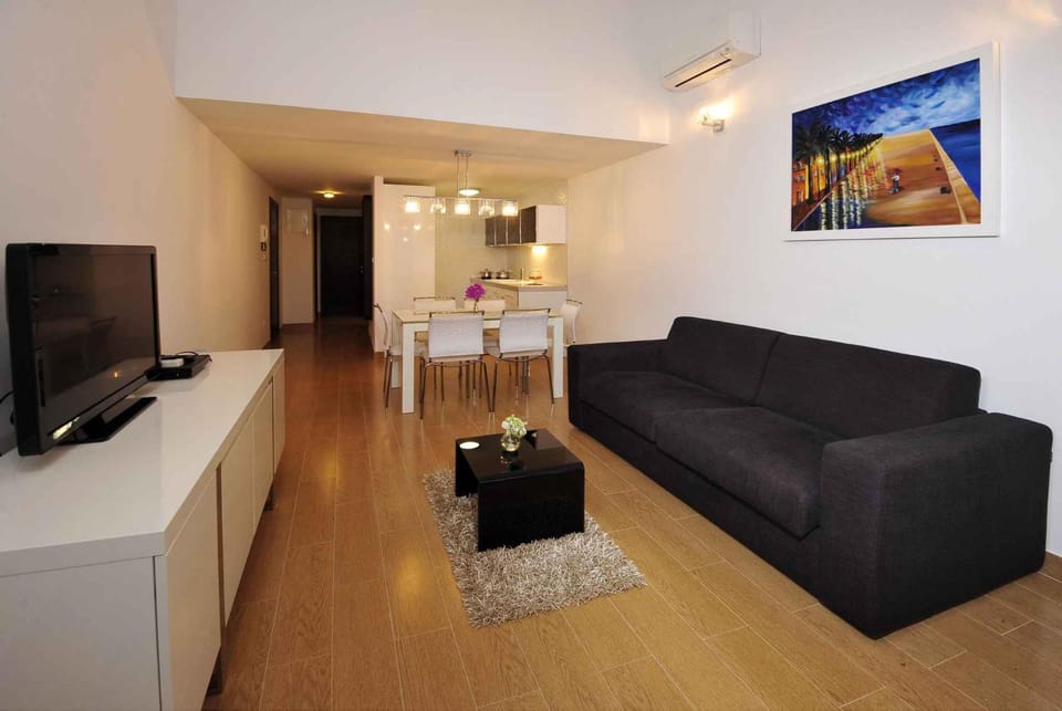 TV and multimedia, Living room, Seating area, air conditioner