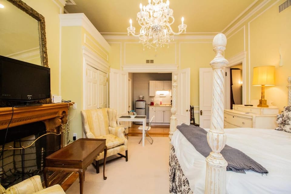 Back Bay Efficiency Unit, Pvt Bath, Kitchenette Apartment in Back Bay