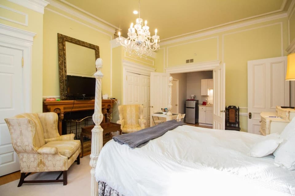 Back Bay Efficiency Unit, Pvt Bath, Kitchenette Apartment in Back Bay