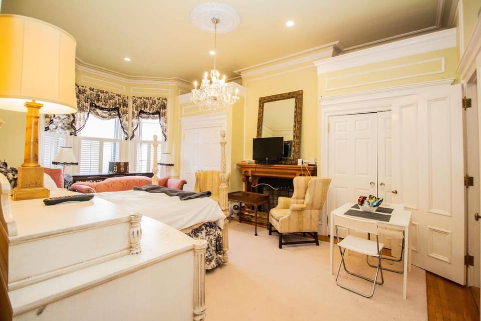 Back Bay Efficiency Unit, Pvt Bath, Kitchenette Apartment in Back Bay