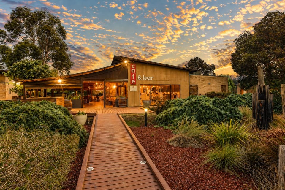 Restaurant/places to eat, Lounge or bar