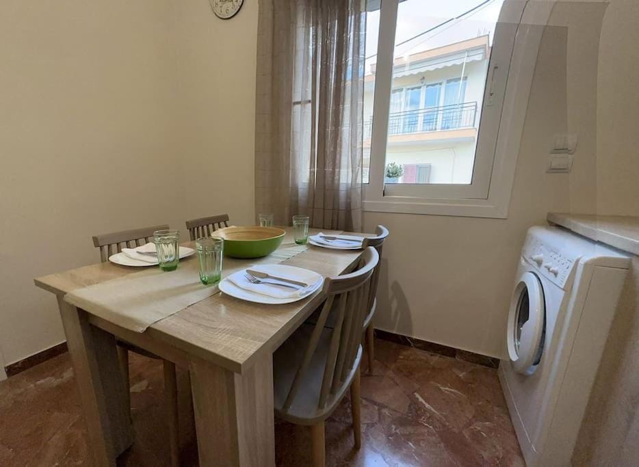 Kitchen or kitchenette, Dining area, washing machine