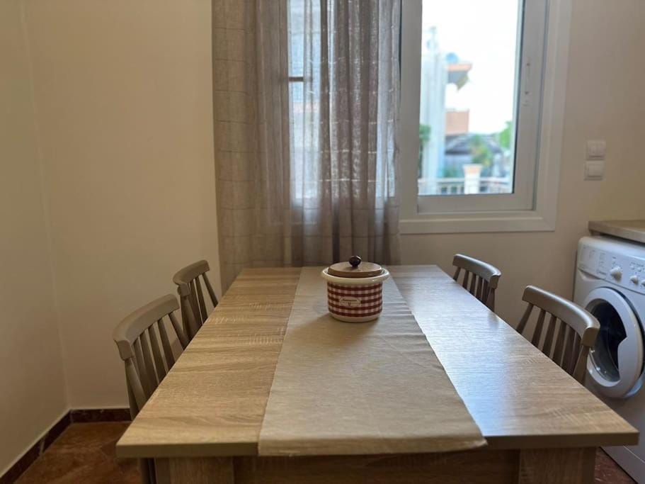 Kitchen or kitchenette, Dining area, washing machine