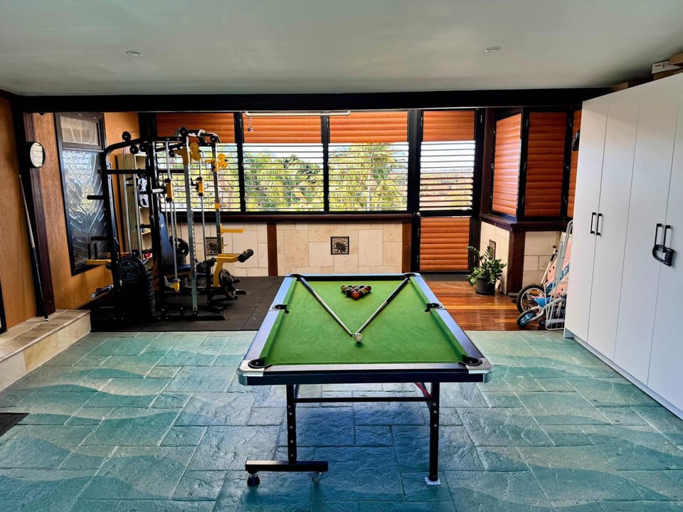 3BR Bali-Inspired Pool & Spa GC Skyline View House in Mudgeeraba