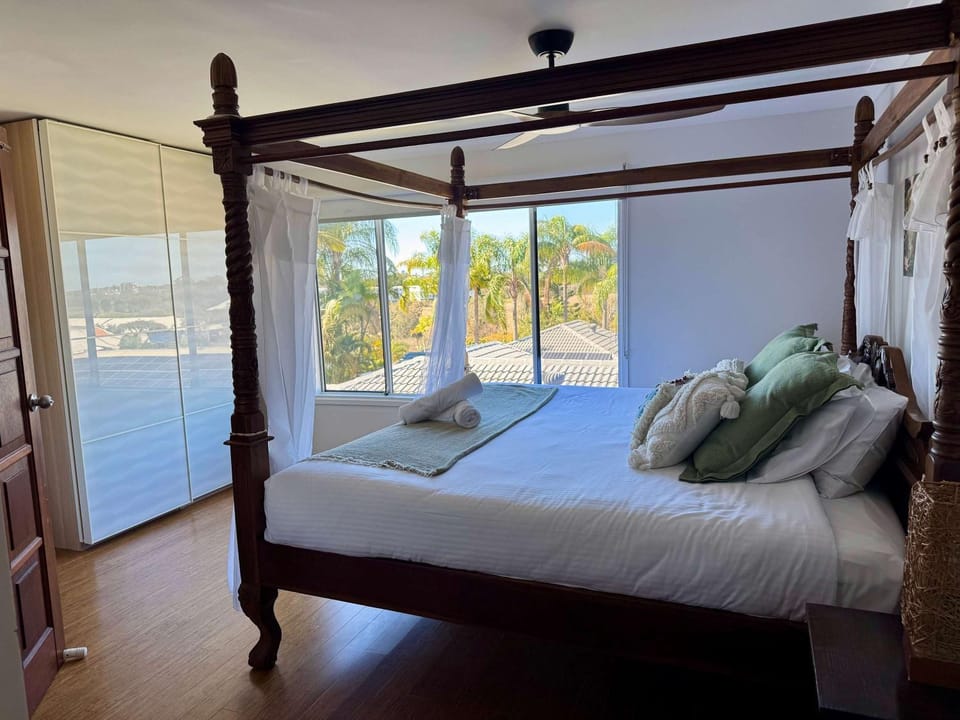 3BR Bali-Inspired Pool & Spa GC Skyline View House in Mudgeeraba