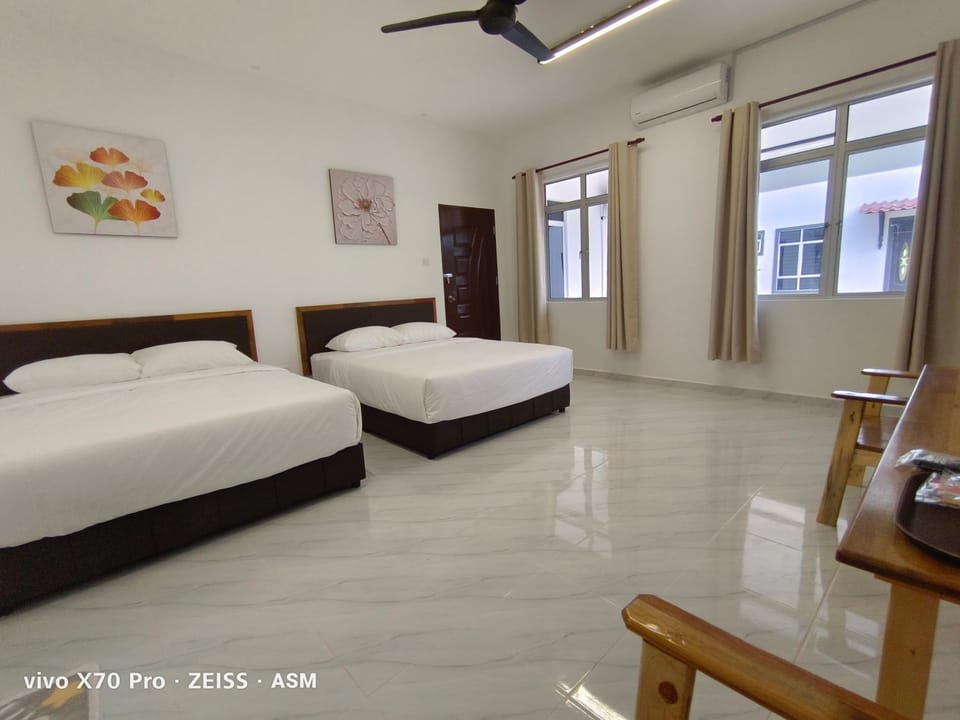 Bed, Photo of the whole room, Bedroom, fireplace