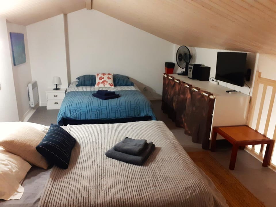 Bed, Game Room, TV and multimedia, Bedroom