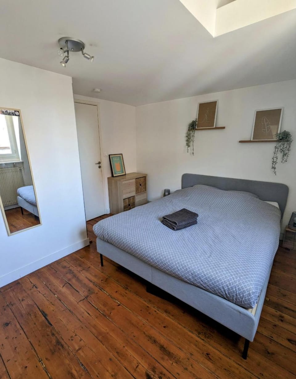 Photo of the whole room, Bedroom