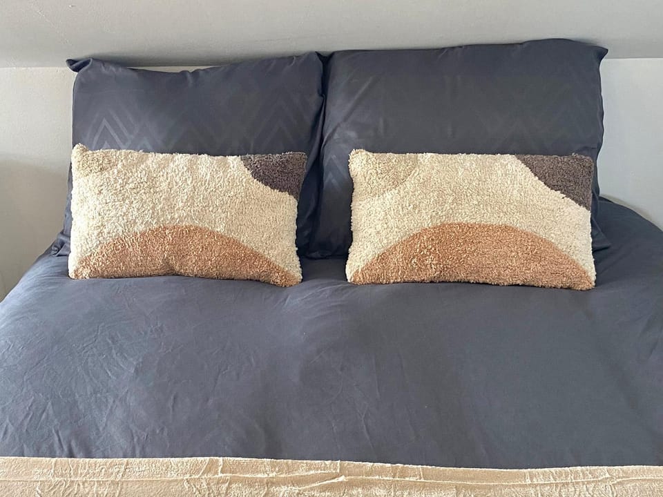 Bed, locker, Internal: Not applicable to any particular room