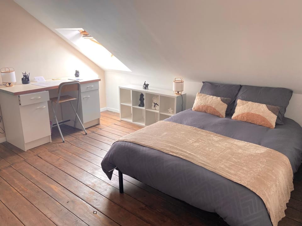 Bed, Photo of the whole room, Bedroom, hair dresser, Internal: Not applicable to any particular room