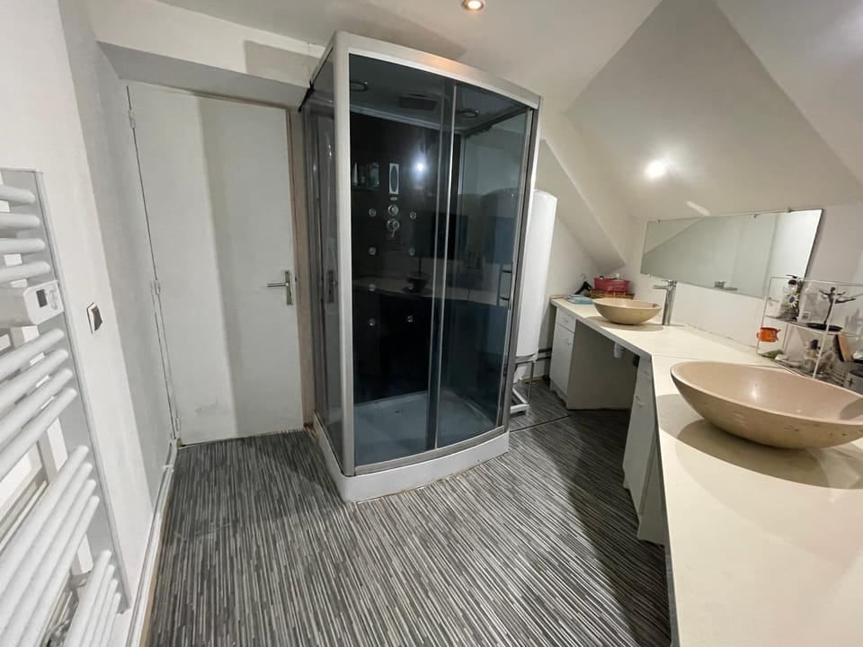 Shower, Bathroom, Internal: Not applicable to any particular room