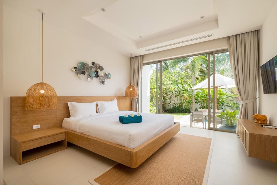 Bed, Photo of the whole room, Bedroom, Garden view, Pool view