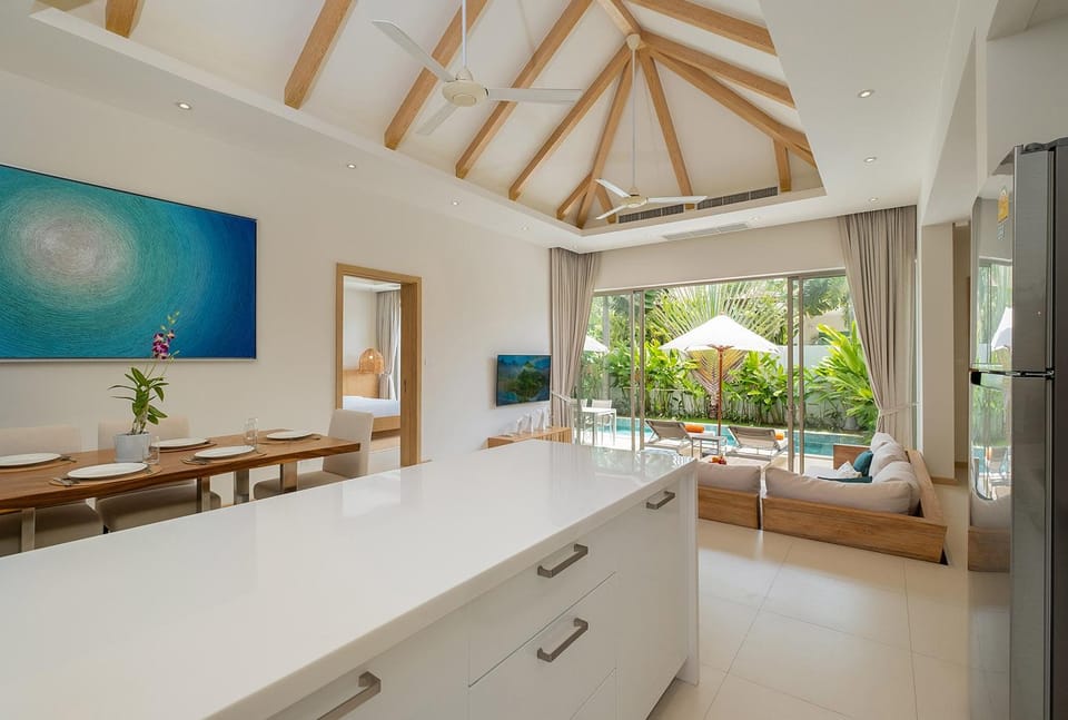 Kitchen or kitchenette, Living room, Seating area, Dining area