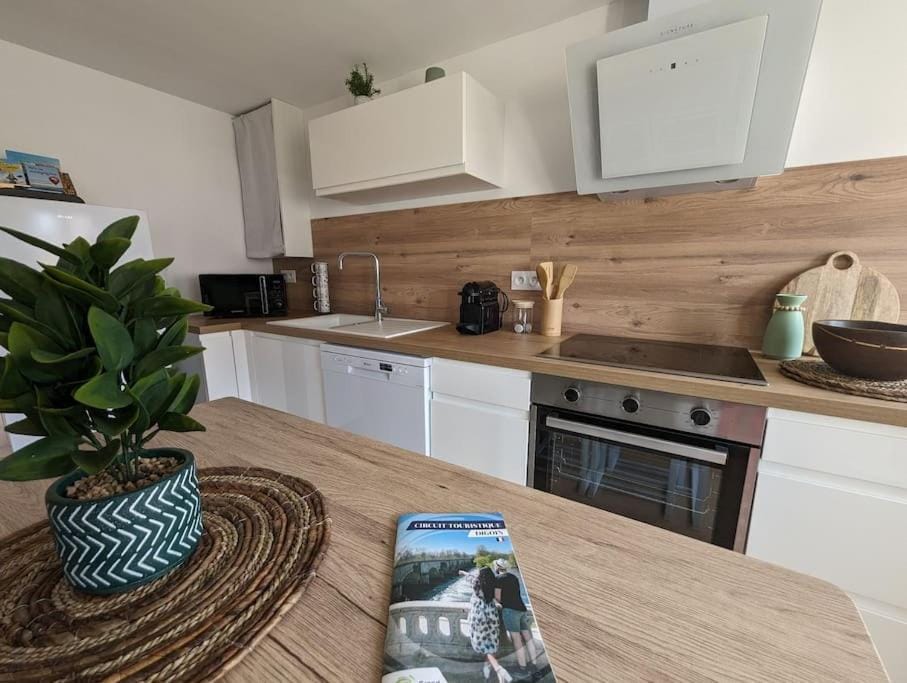 Le Studio Jungle Apartment in Bourgogne-Franche-Comté
