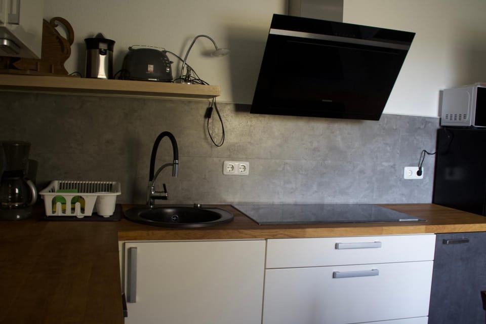 Coffee/tea facilities, Kitchen or kitchenette, stove, toaster