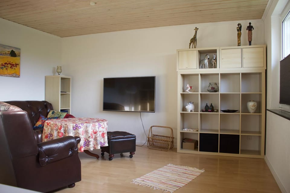 TV and multimedia, Living room, Seating area, Evening entertainment