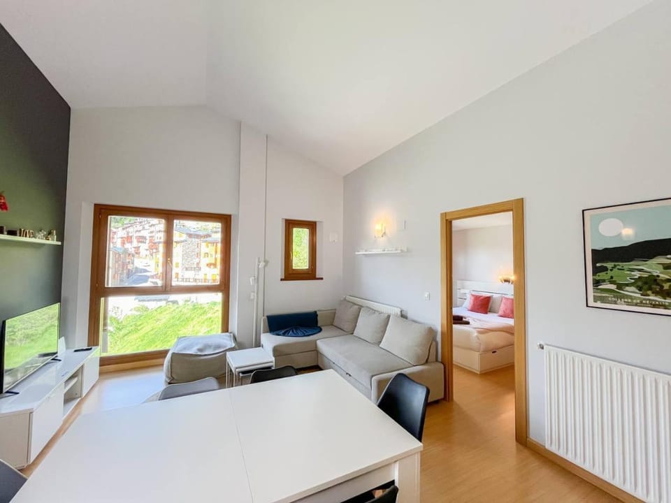 Communal lounge/ TV room, Bed, TV and multimedia, Living room, Photo of the whole room, Seating area