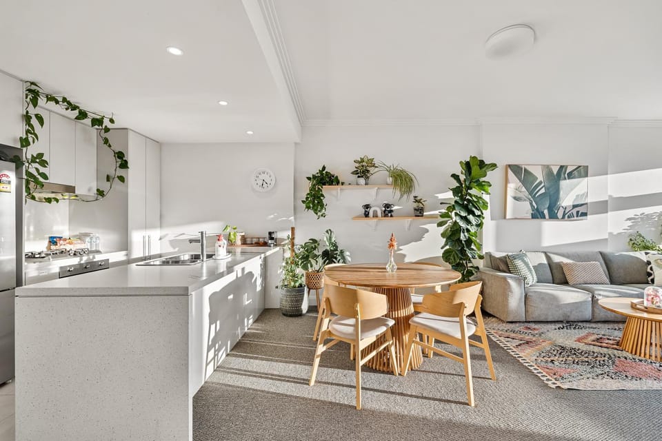 Kitchen or kitchenette, Living room, Seating area, Dining area
