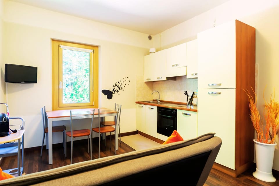 TV and multimedia, Kitchen or kitchenette, Living room, Seating area, oven, pet friendly, stove