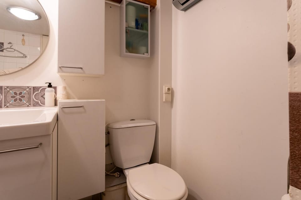 Bathroom, Living room