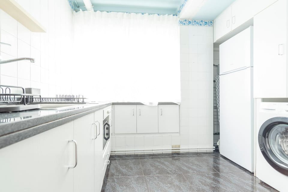 Kitchen or kitchenette, minibar, washing machine