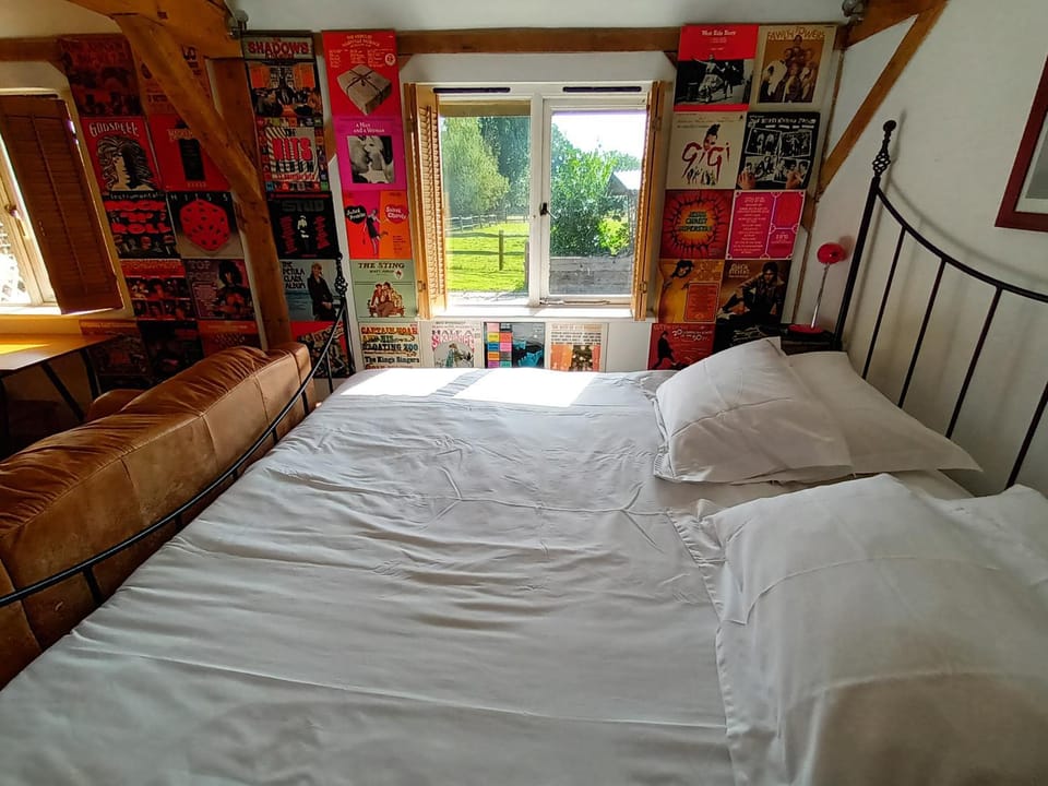 Prestwick Oak - Sleeps 4-6 - using sofabed - Contemporary Rural Oak Framed House House in Borough of Waverley