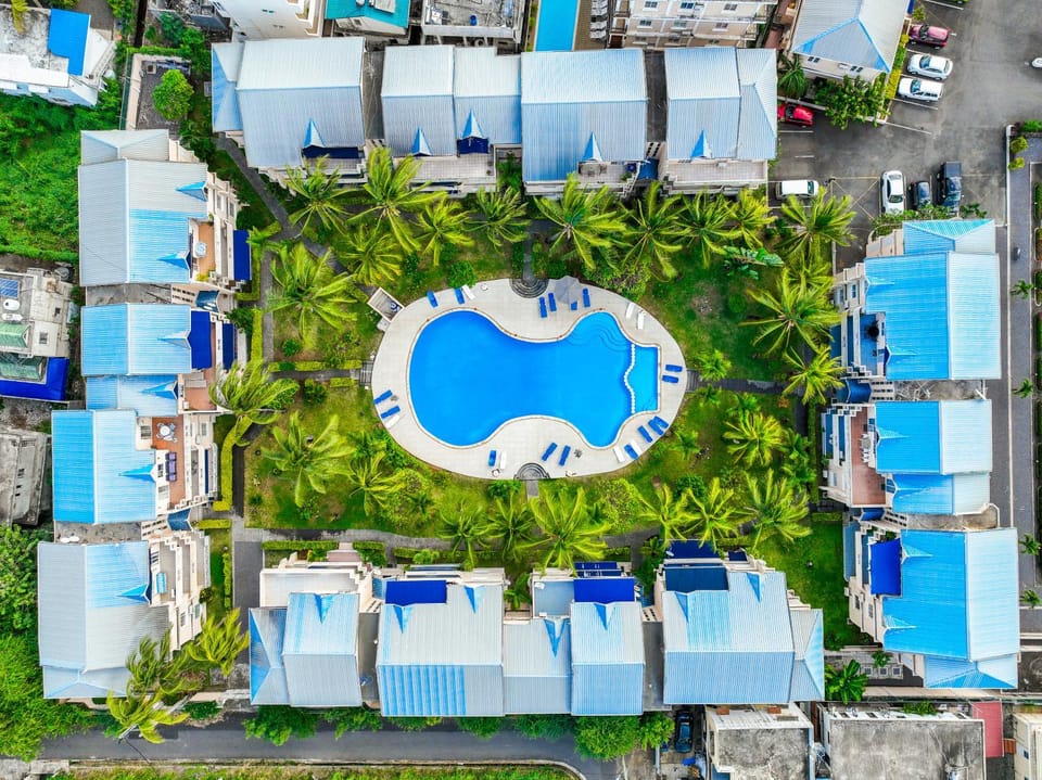Property building, Bird's eye view, Swimming pool