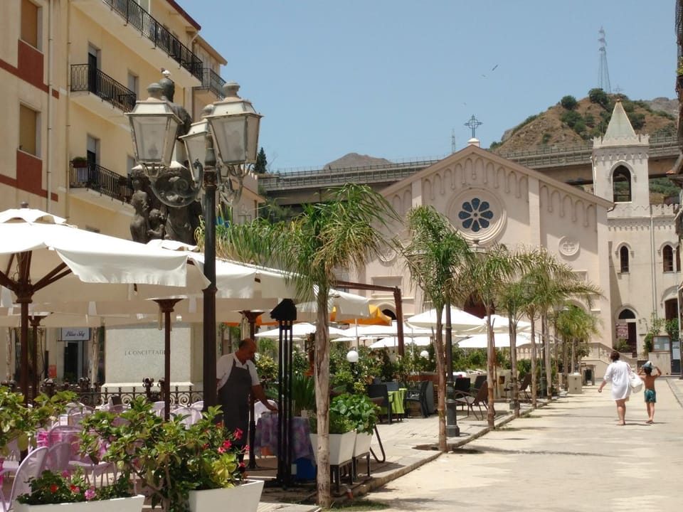 Nearby landmark, Restaurant/places to eat, Neighbourhood, Shopping Area