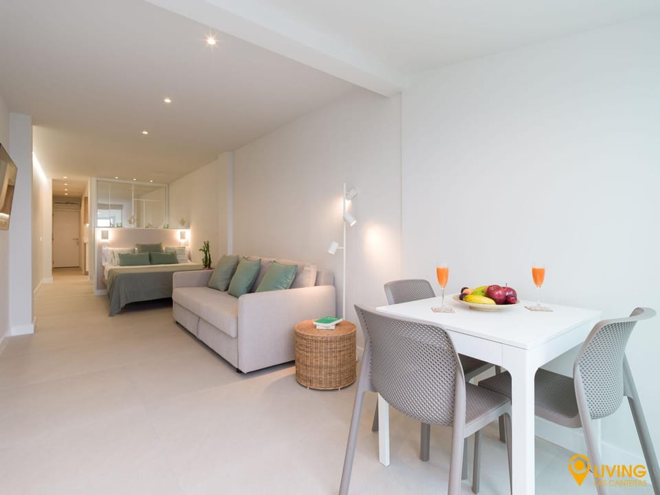 Bed, TV and multimedia, Living room, Dining area