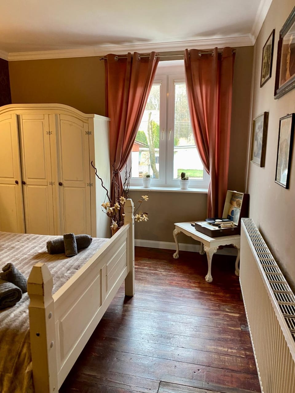 Bed, Photo of the whole room, Bedroom, hair dresser, wardrobe