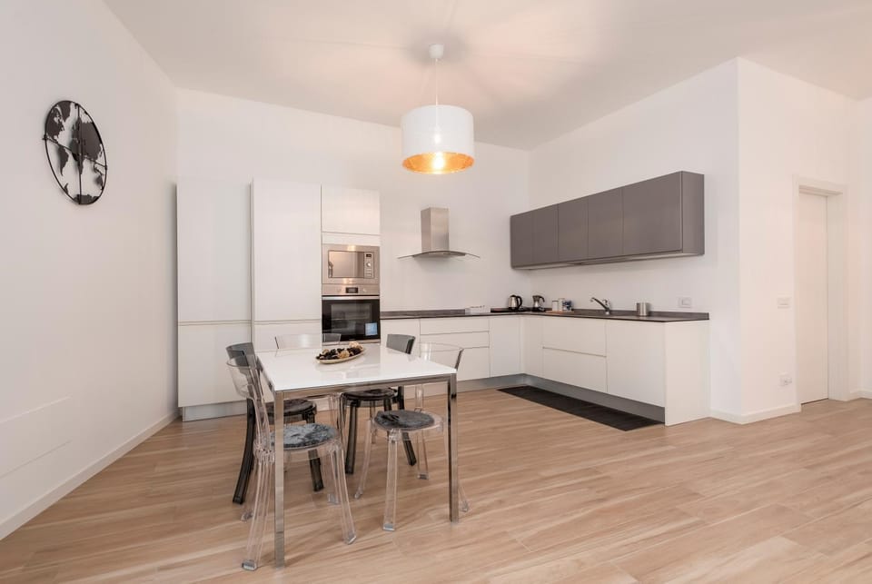 Kitchen or kitchenette, Dining area, minibar