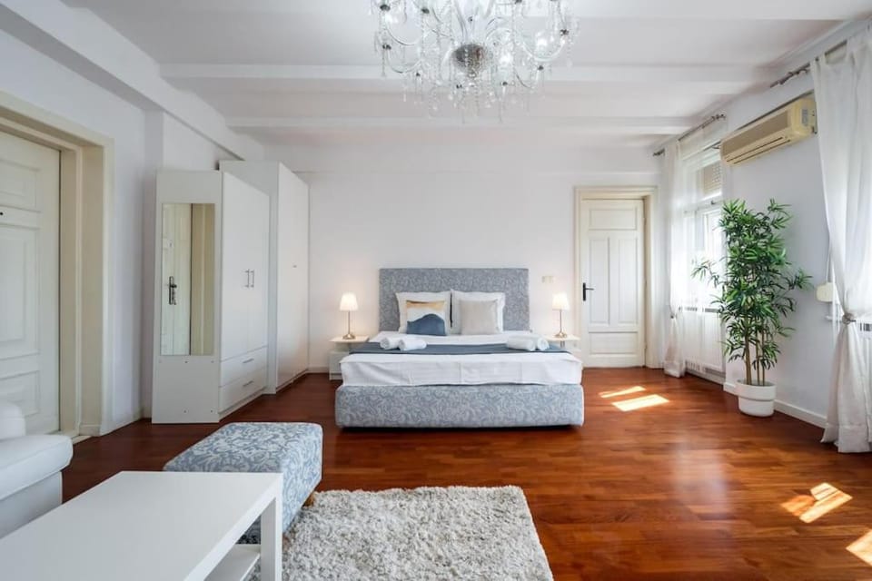 Bed, Living room, Photo of the whole room, Seating area, Bedroom, internet, air conditioner
