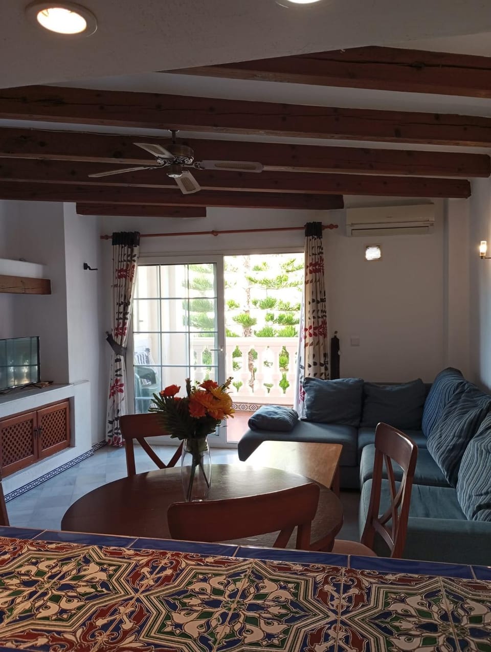 Living room, Seating area, Dining area, fireplace