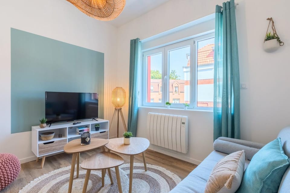 2 bedroom apartment near tram, CHR + parking Apartment in Hauts-de-France