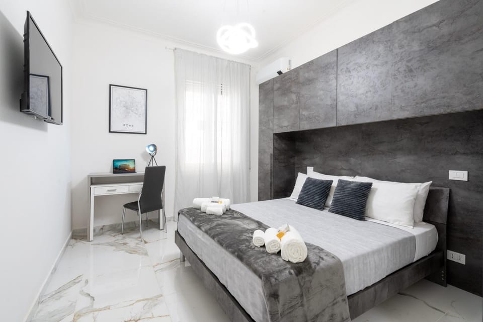 Bed, TV and multimedia, Photo of the whole room, Bedroom, hair dresser, towels