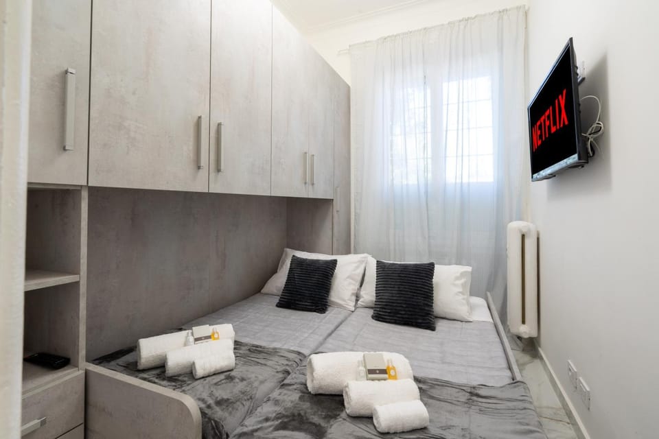 TV and multimedia, Photo of the whole room, Bedroom
