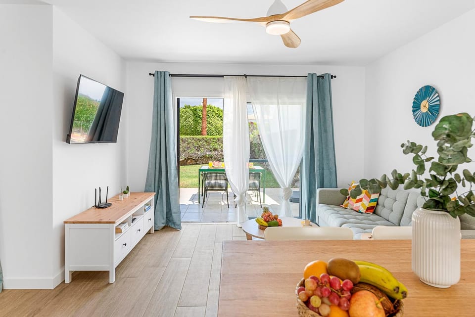 Garden, TV and multimedia, Living room, Seating area, Dining area, fireplace