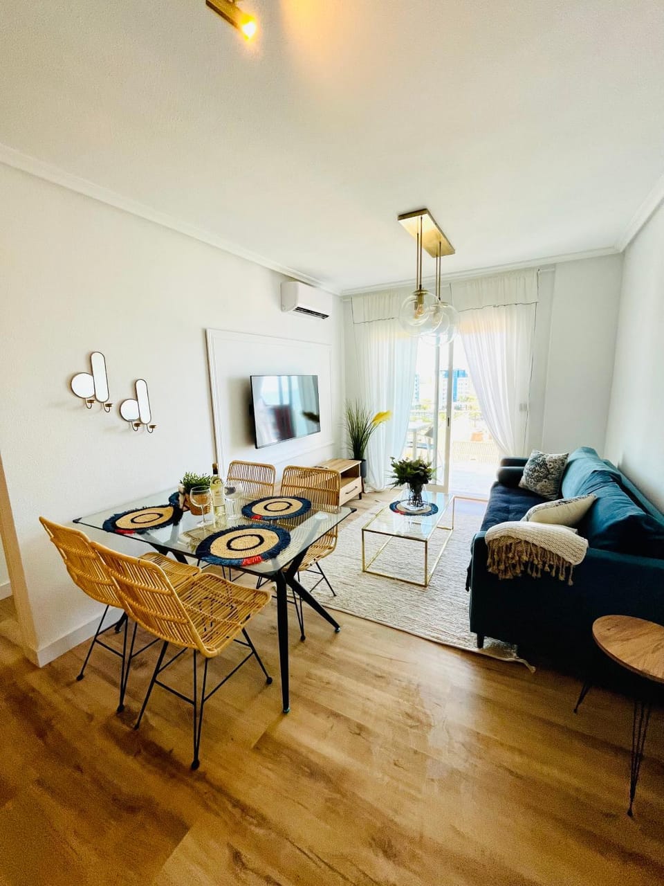TV and multimedia, Living room, Seating area, Dining area