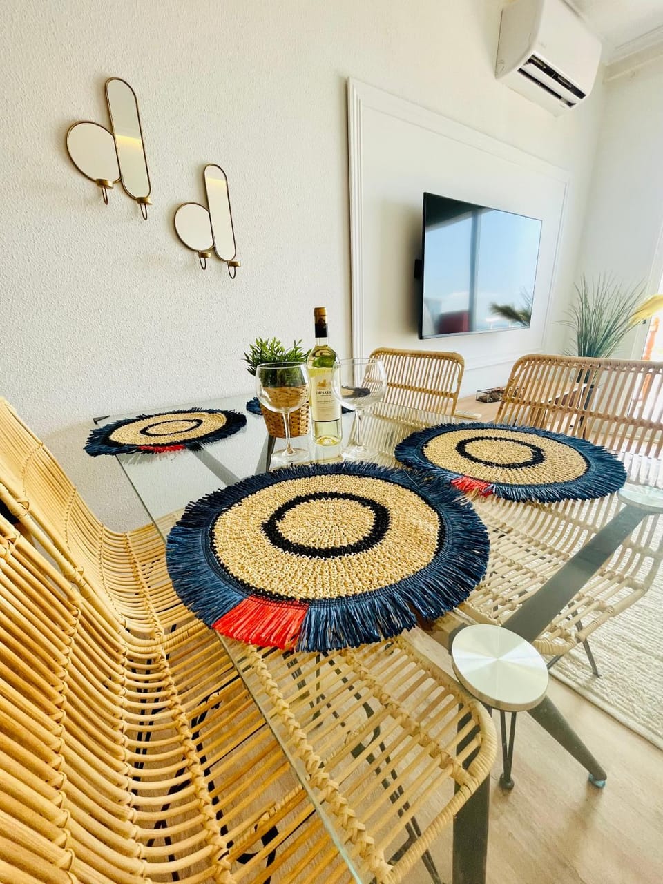 TV and multimedia, Seating area, Dining area, air conditioner