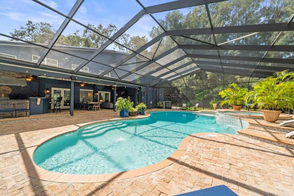 Sleeps 28, Events, Salt Pool/Spa, Outdoor Kitchen House in Seminole