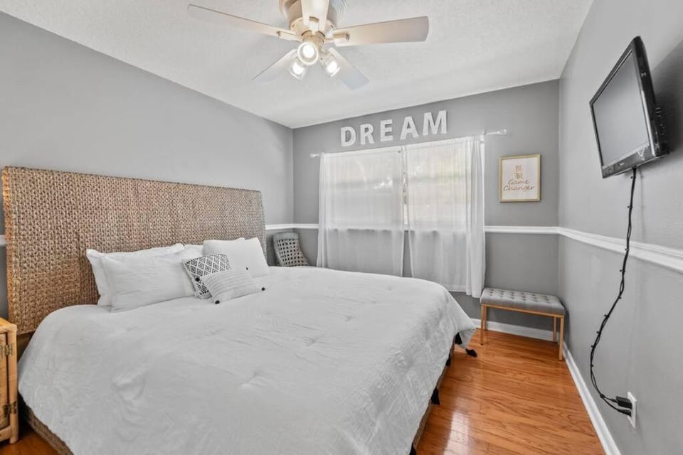 Sleeps 28, Events, Salt Pool/Spa, Outdoor Kitchen House in Seminole