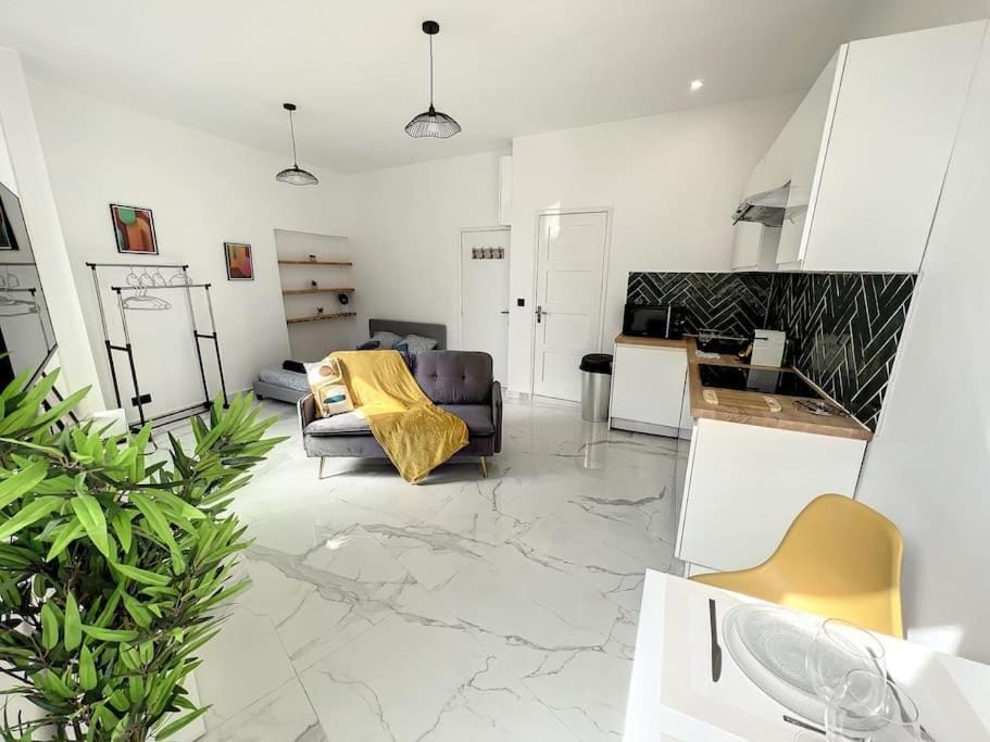 Marseille, Vieux-Port , Noailles, Grand Studio Apartment in Marseille