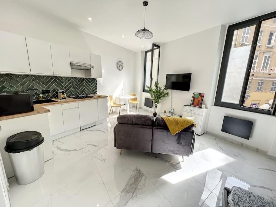 Marseille, Vieux-Port , Noailles, Grand Studio Apartment in Marseille