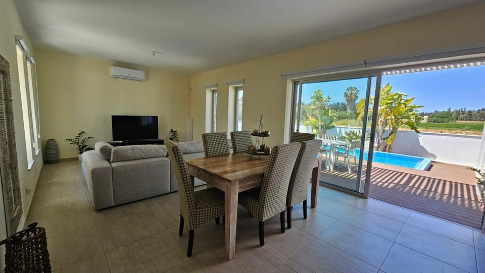 Dining area, Pool view