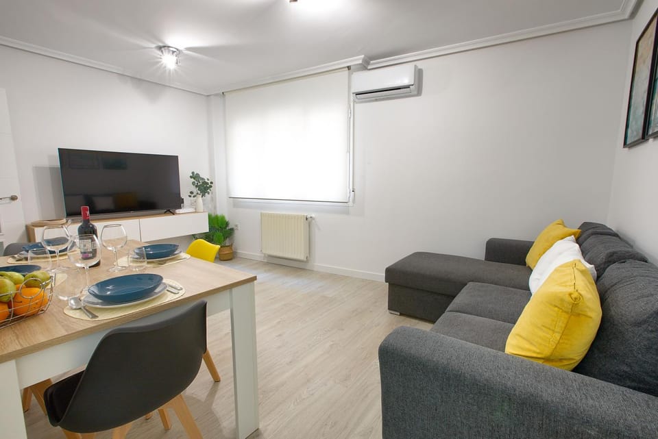 TV and multimedia, Living room, Seating area, Dining area, air conditioner