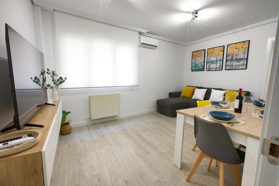 TV and multimedia, Living room, Seating area, Dining area, air conditioner